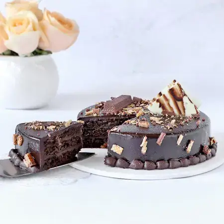 p-crunchy-kit-kat-chocolate-cake-111198-4.webp